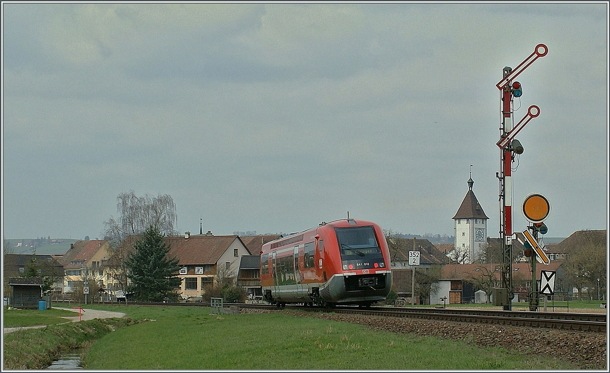 DB 641 012 als RB von Schaffhausen nach Erzingen beim Einfahrsignal  F  in Neunkirch am 8. April 2010. 