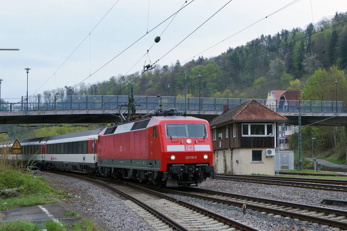 DB BR 120: IC Stuttgart-Zürich anlässlich der Einfahrt Horb beim Passieren des Stellwerks mit DB 120 118-5 am 25. April 2015.
Foto: Walter Ruetsch