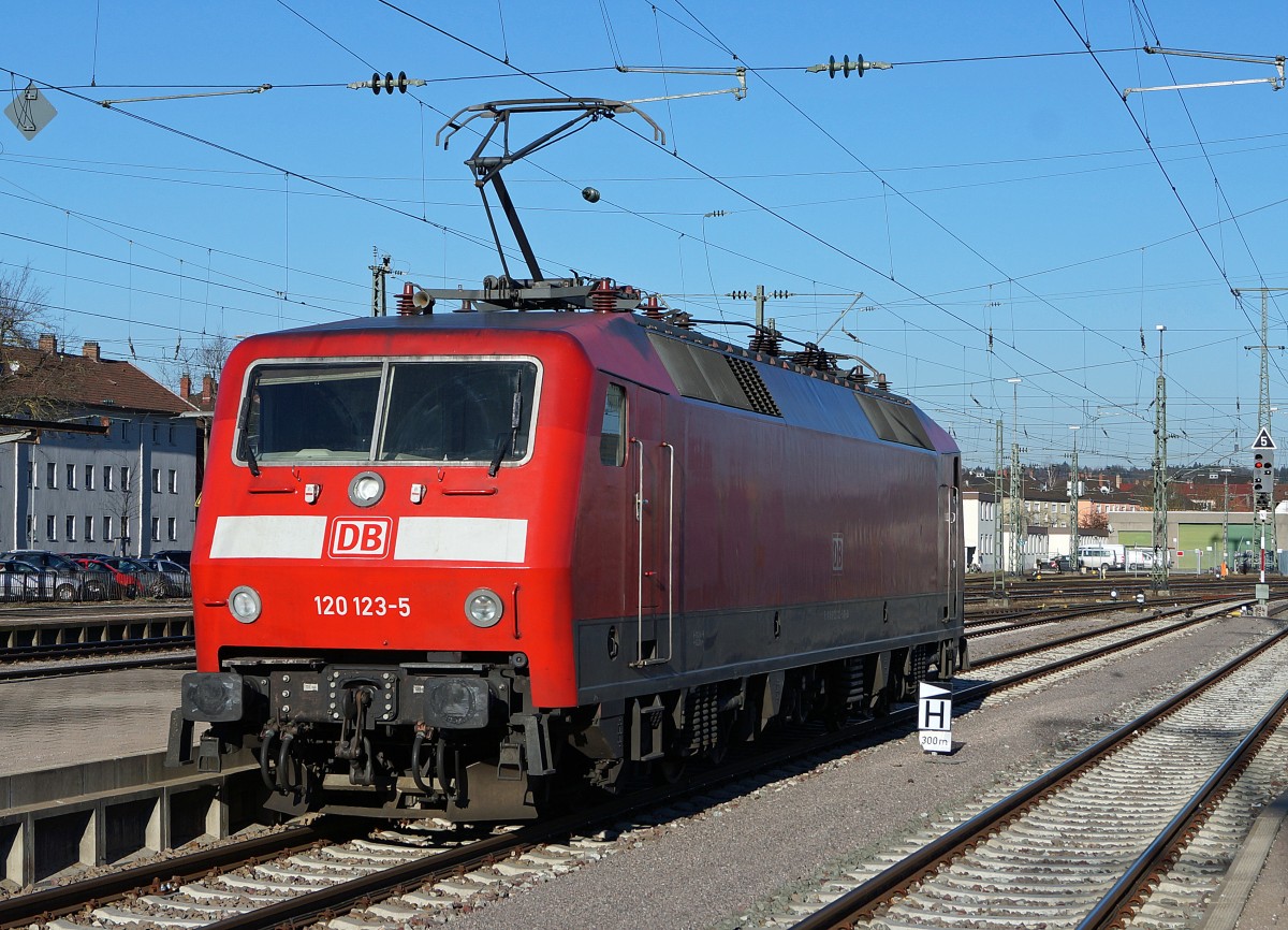DB: Die 120 123-5 auf Rangierfahrt in Singen am 20. Februar 2015.
Foto: Walter Ruetsch