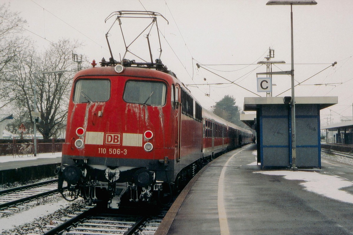 DB: N-Wagenpendelzug auf der Fahrt nach Stuttgart mit der 110 506-3 bei einem Zwischenhalt in Radolfzell im Februar 2004.
Foto: Walter Ruetsch 