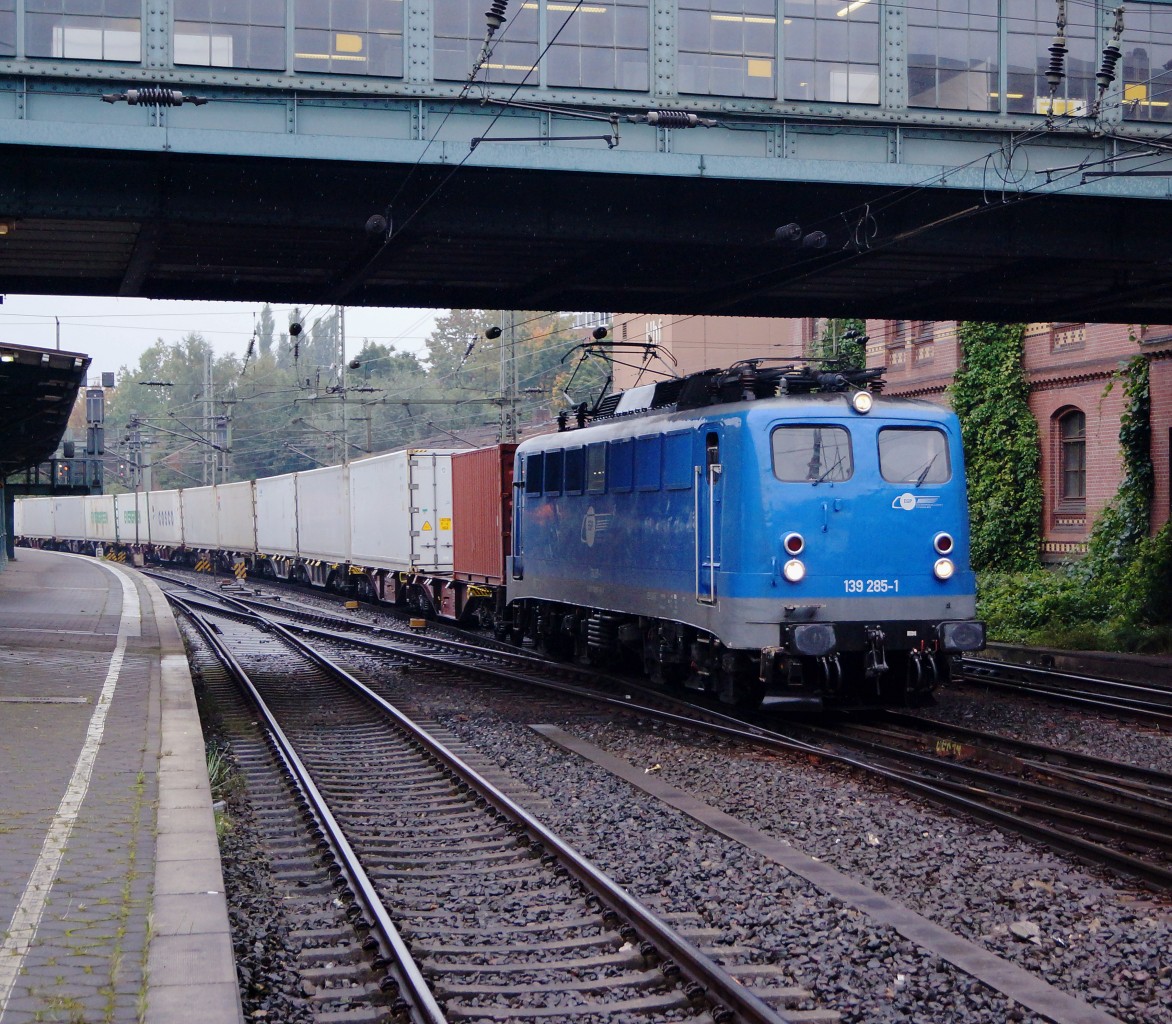 DB/EGP: Die EGP 139 285-1 (ehemals DB) mit einem Containerzug in HAMBURG HARBURG am 14. Oktober 2015.
Foto: Walter Ruetsch