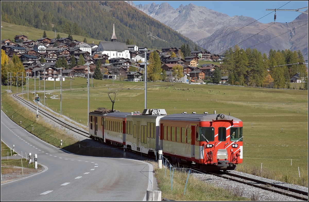 Deh 4/4 55 der Matterhorn-Gotthard-Bahn zieht einen Regionalzug das Wallis hinauf Richtung Andermatt. Hier im Nachschuss bei Münster, Oktober 2017.