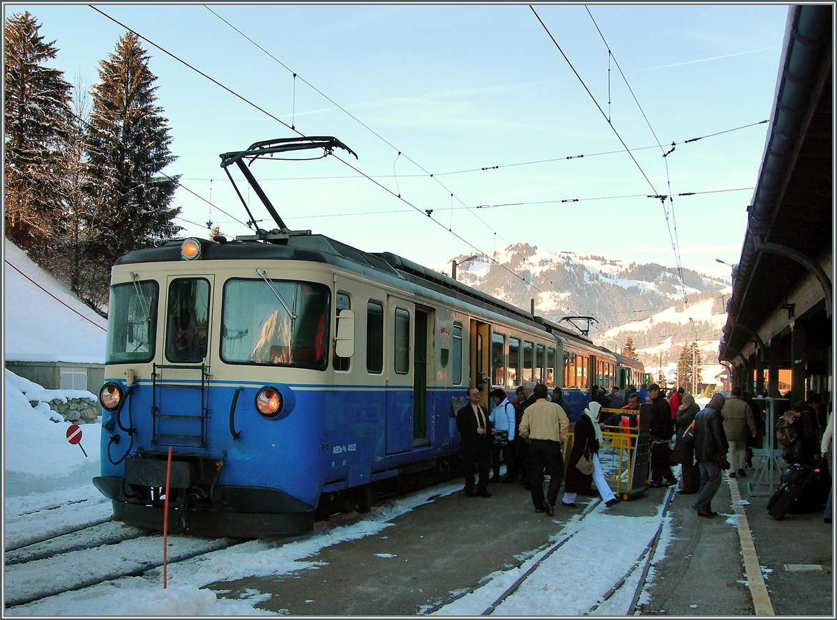 Der ABDe 8/8 4002  Vaud  mit einem Regionalzug nach Zweisimmen im noch nicht umgebauten Bahnhof von Gstaad. 18. Dez. 2007
