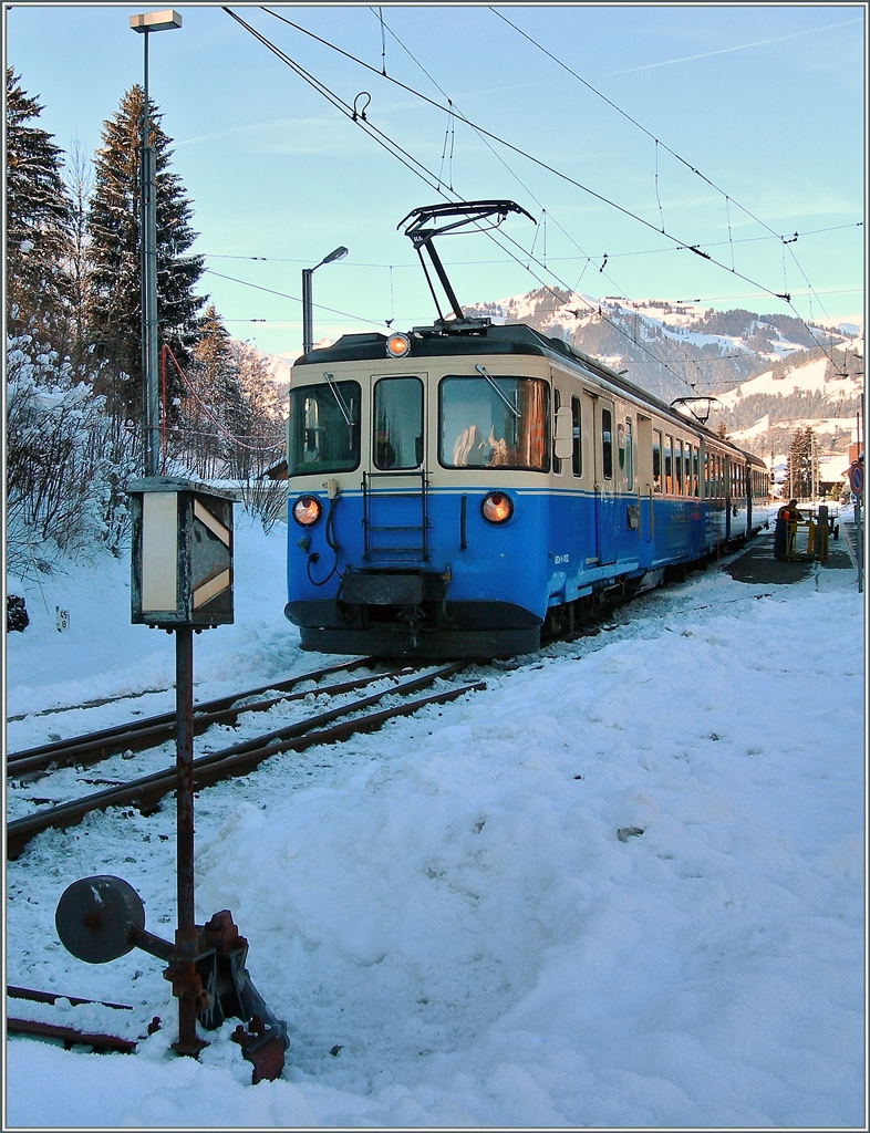 Der ABDe 8/8 4002 verlässt den noch nicht umgebauten Bahnhof von Gstaad Richtung Zweisimmen. 18. Dez. 2007