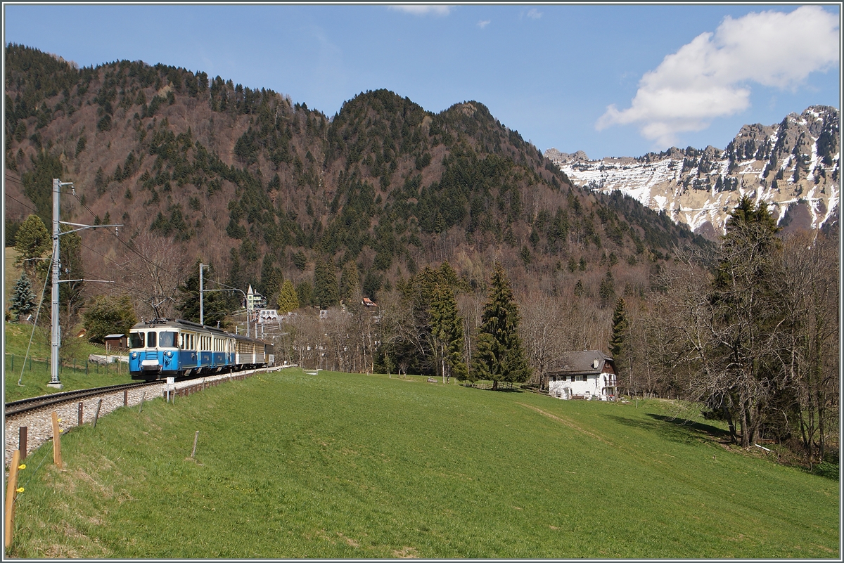 Der ABDe 8/8 hat mit seinem Regionalzug 2221 von Zweisimmen nach Montreux Les Avants verlassen.
13. April 2015