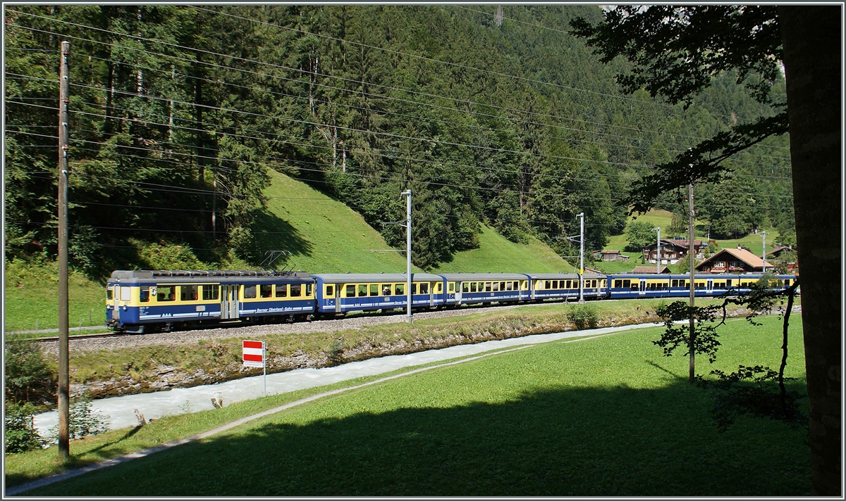 Der ABeh 4/4 307 mit seinem Zug 142 Lauterbrunnen - Interlaken kurz vor Sandweid.
7. Augsut 2015