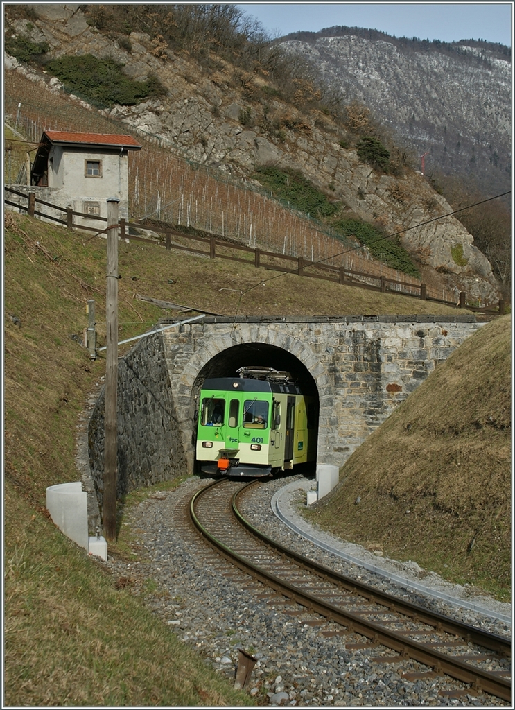 Der ASD BDe 4/4 401 verässt auf seiner Fahrt Richtung Les Diablerets den kurzen Tunnel bei Verchiez.
25. Jan. 2014