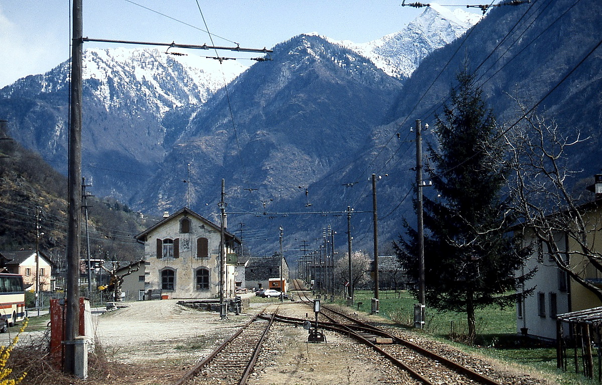 Der Bahnhof San Vittore der Misoxer Bahn im Mrz 1993