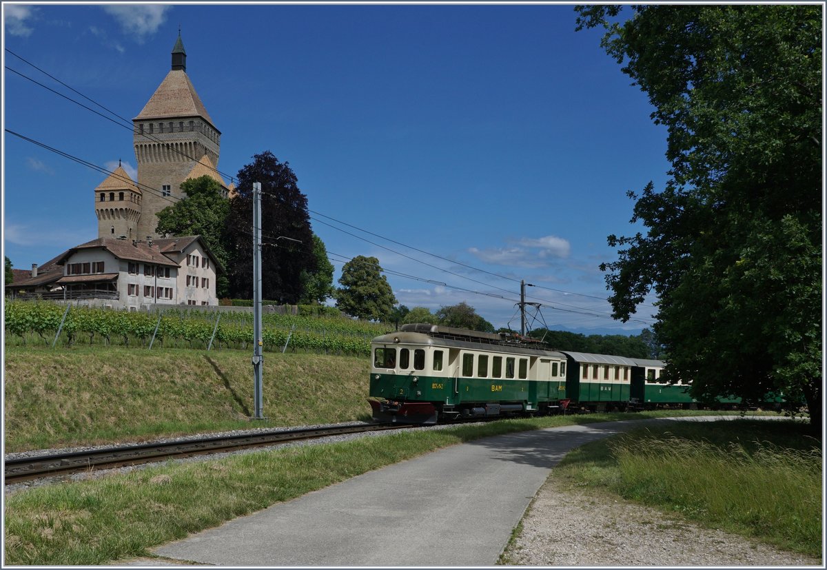 Der BAM BCFe 4/4 N° 2 mit einem historischen Reisezug kurz vor der Haltestelle Vufflens le Château. 
7. Juni 2017