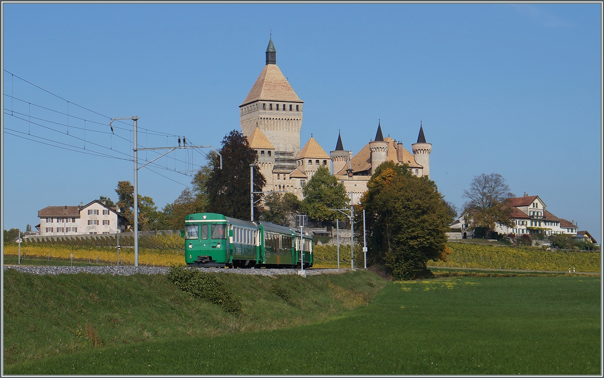 Der BAM Regionalzug 125, einmal andersrum gereiht, kurz nach dem Château de Vufflens.
20. Okt. 2015