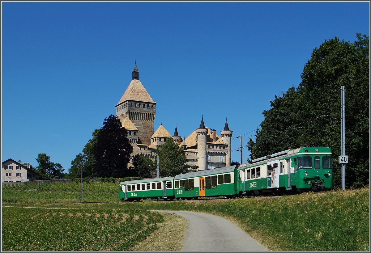 Der BAM Regionalzug 127 von Bière nach Morges bei Vufflens le Château.
16. Juni 2014
