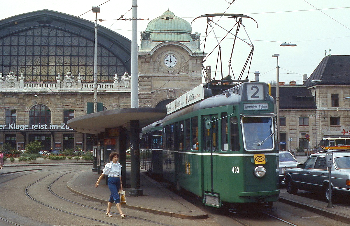 Der Be 4/4 403 gehrt zur ersten Serie der ab 1948 an die Basler Verkehrsbetriebe gelieferten Vierachser, hier steht er in den 1980er Jahren vor dem Bahnhof Basel SBB