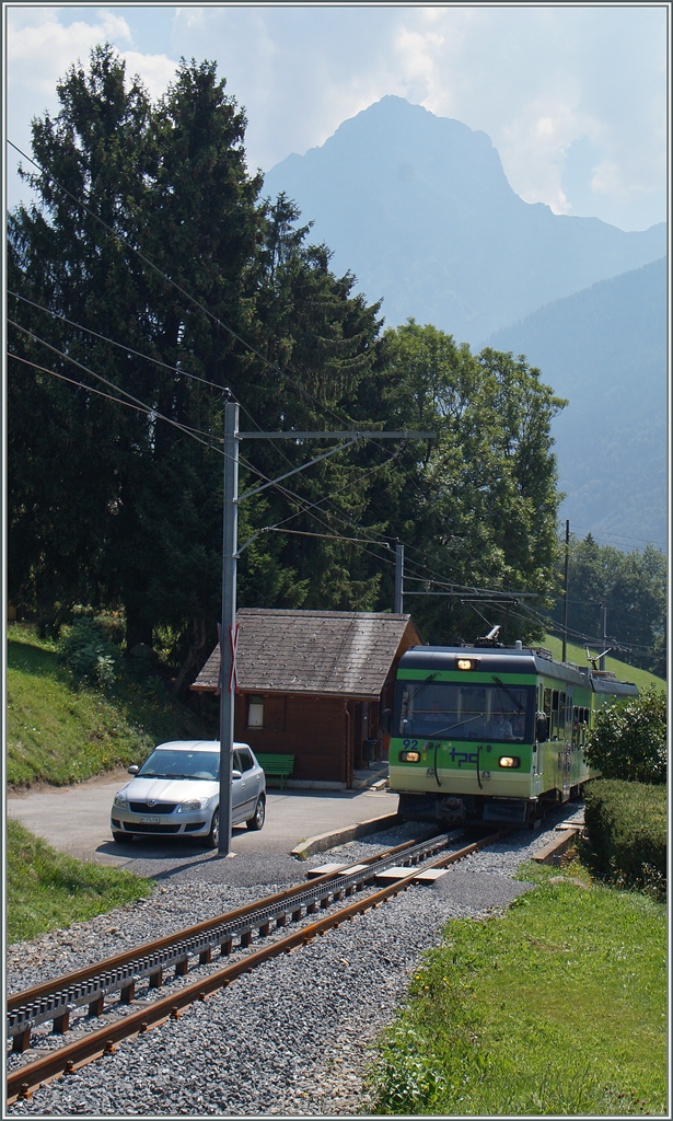 Der Beh 4/8 92 fährt als BVB Regionalzug 38 auf dem neu verlegten Gleis bei Les Posses ohne Halt durch.
12. August 2015
