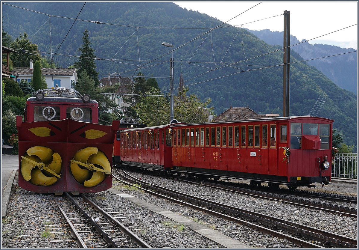 Der  Belle Epoque  Zug erreicht Glion, links im Bild die Xrot N° 3. 
16. Sept. 2017