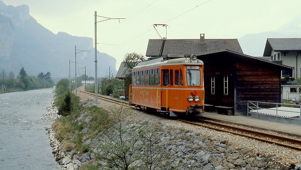 Der Bem 4/4 7 der MIB verläßt im Mai 1981 die Haltestelle Aareschlucht und setzt seine Fahrt nach Meiringen fort. Mit der Aufnahme des Personenverkehrs 1946 trat die MIB in Konkurrenz zur 1956 stillgelegten Trambahn Meiringen-Reichenbach-Aareschlucht.