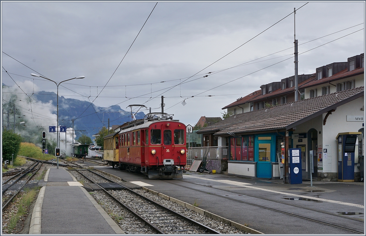 Der Bernina Bahn ABe 4/4 35 wartet mit einem recht kurzen Riviera-Belle-Epoque Zug in Blonay auf die Weiterfahrt nach Vevey. 

30. August 2020