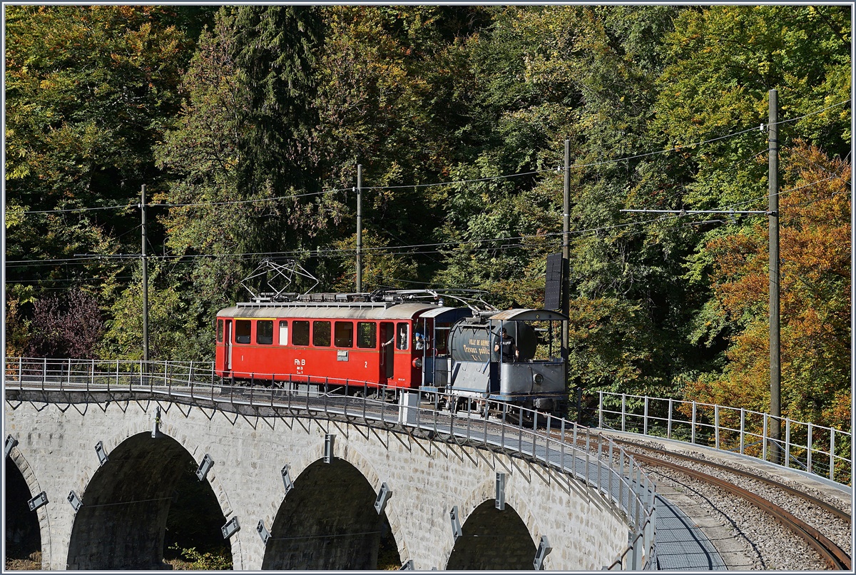 Der Bernina Bahn ABe 4/4 35 ist imt dem TrB Wassersprengwagen Xe 2/2 N° 1 als Löschzug auf dem Baye de Clarens Viadukt unterwegs. 

14. Okt. 2018