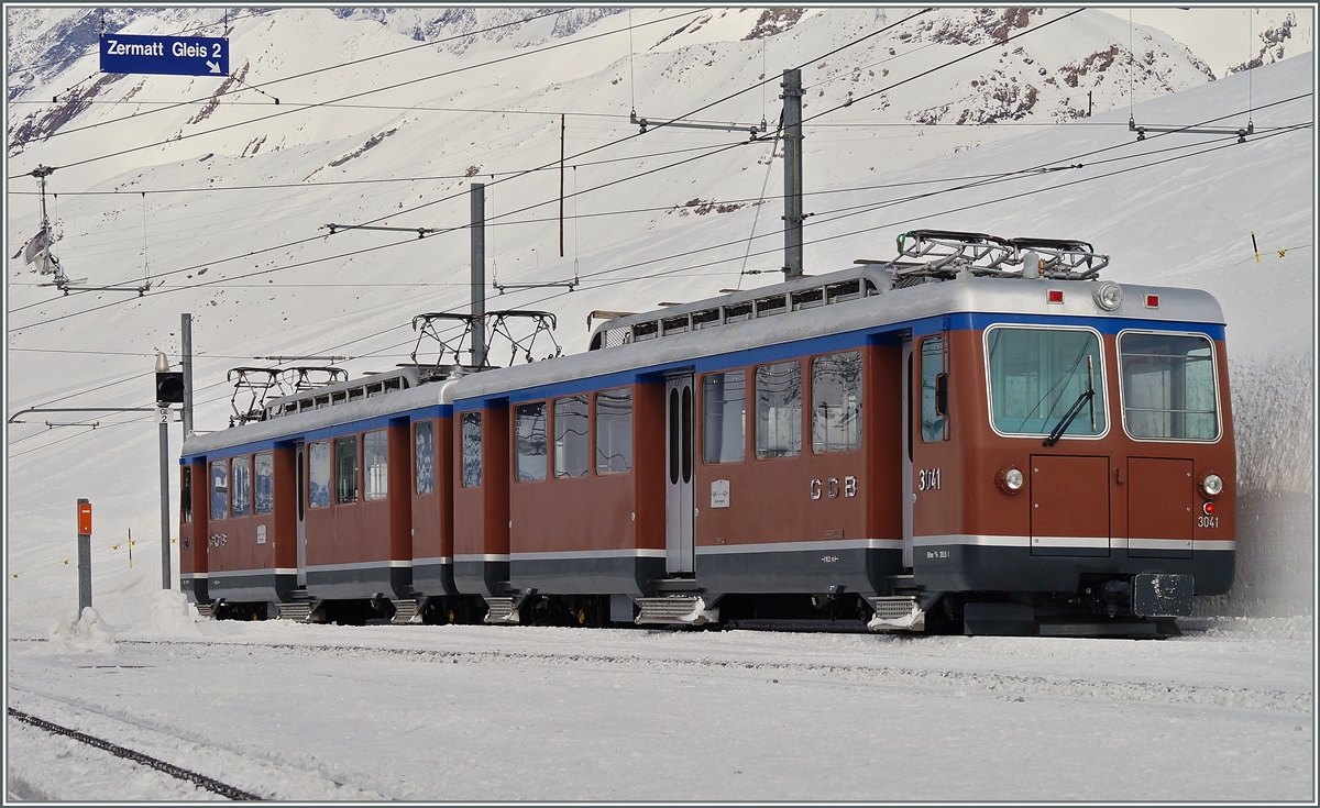 Der Bhe 4/8 3041 der Gornergratbahn (GGB) wartet auf der Station Riffelberg (2585 müM) auf die Weiterfahrt.27. Feb. 2014