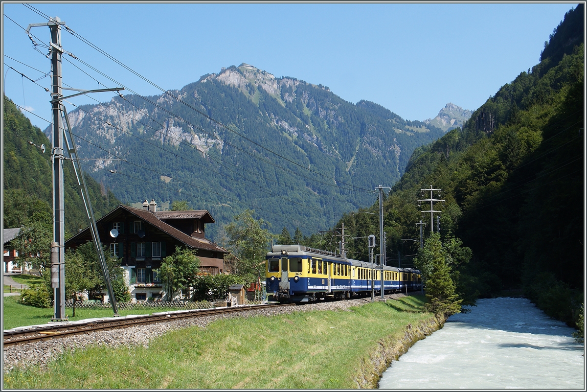 Der BOB ABeh 4/4 305 erreicht mit dem Regionalzug 157 Interlaken Ost - Lauterbrunnne  Sandweid.
7. August 2015