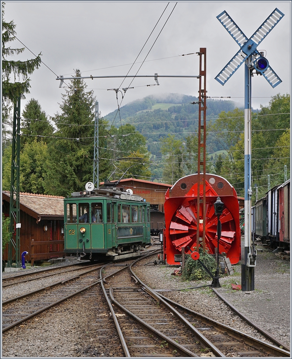 Der Ce 2/2 52 aus Bern bediente frher, wenn man der Anschrift glauben schenkt, die Strassenbahnlinien 1 und 2; heute fhrt er fr die Blonay-Chamby Bahn.
Das Bild entstand in Chaulin am 17. Sept. 2017