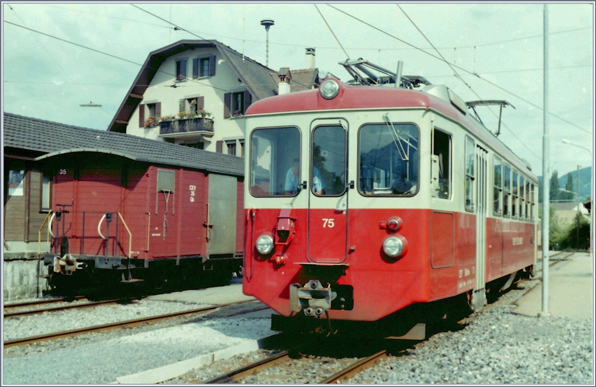 Der CEV BDeh 2/4b N° 75 in Blonay. Am Güterschuppen steht der CEV Gk N° 35, damals wurde mit diesen Güterwagen noch regelmässig Post und Stückgut transportiert. Dieses Analogbild entstand im August 1985