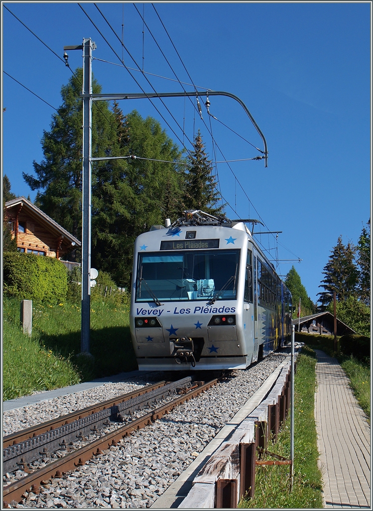 Der CEV BEh 2/4 71  Train des Etoiles  fährt bei Lally dem Gipfel entgegen.
18. Mai 2015