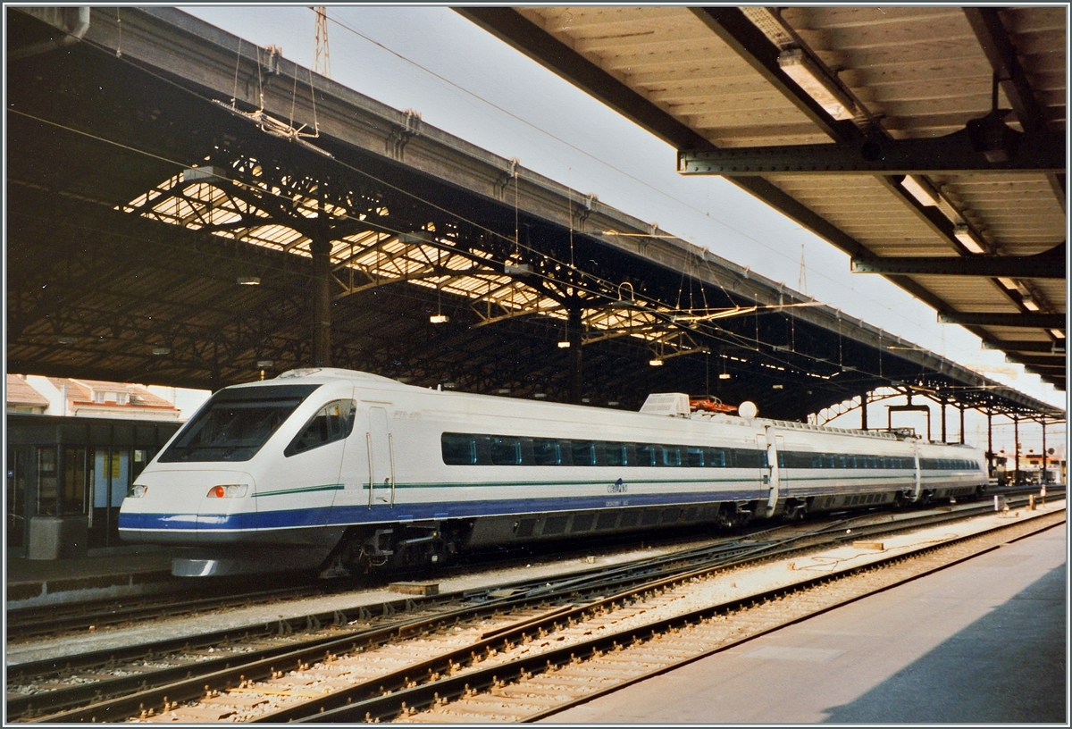 Der Cisalpino ETR 470 „Treno Zero“ ist auf Probefahrt in Lausanne. Der Zug besteht aus drei Teilen: 92 83 94-70 991-1 BAC + 92 83 94-70 992-2 BB + 94 83 54-70 993-3 RAC. Nach dem erfolgreichem Abschluss der Probefahrten übernahm die Slowenische Bahn SZ den Zug und zwei weitere Züge in dieser dreiteiligen Form und stellte sie unter der Baureihe 310 001 - 003 in Betrieb. Sie sind heute noch im Einsatz. 
Im Gegensatz zum dreiteiligen „Treno Zero“ waren die daraufhin gelieferte Serie der Cisalpino-Züge ETR 470 neunteilig. 

Analoges Bild vom April 1996