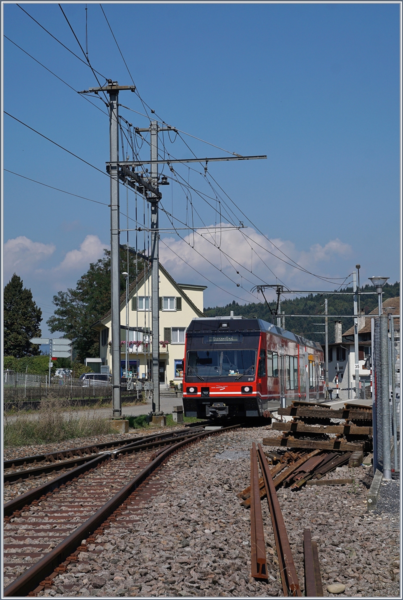 Der ehemalige CEV MVR GTW Be 2/6 7001 ist jetzt als Be 2/6 511 bei der asm in Einsatz und wurde vor kurzem vom Seeland in den Oberaargau transportiert um auf der Stecke Langenthal - St. Urban einen defekten Be 4/8 zu ersetzen. Im Bild erreicht der Be 2/6 von St-Urban Ziegelei kommend den Halt St. Urban.

12. September 2020