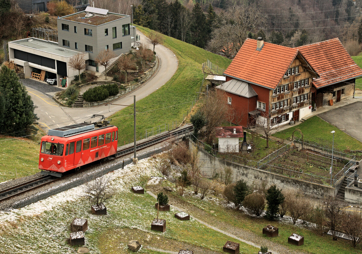 Der einzige Triebwagen BDe 1/2 der Rheineck-Walzenhausen Bahn unterhalb Walzenhausen. 27.Februar 2023 