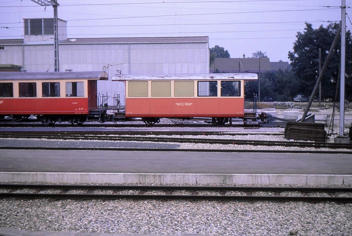 Der etwas modernisierte OJB Zweiachswagen 21. Langenthal, 5.September 1969. 