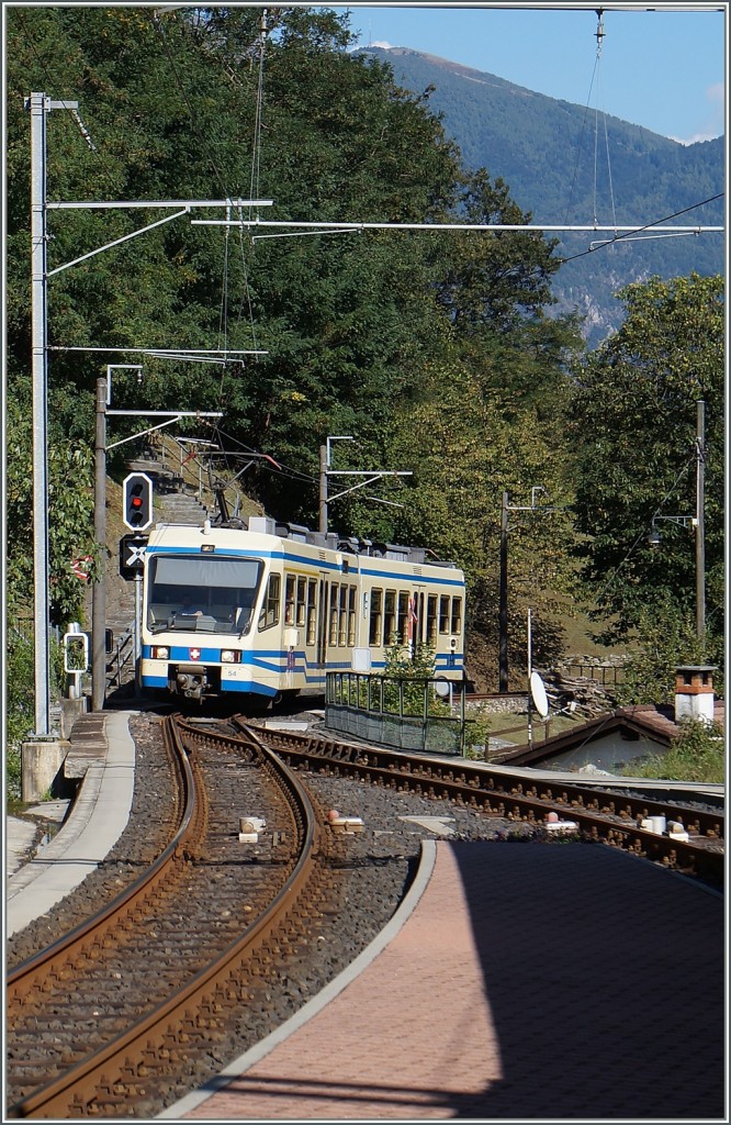 Der FART Regionalzug 320 von Locrano nach Camedo erreicht Corcapolo. 
21. Sept. 2015