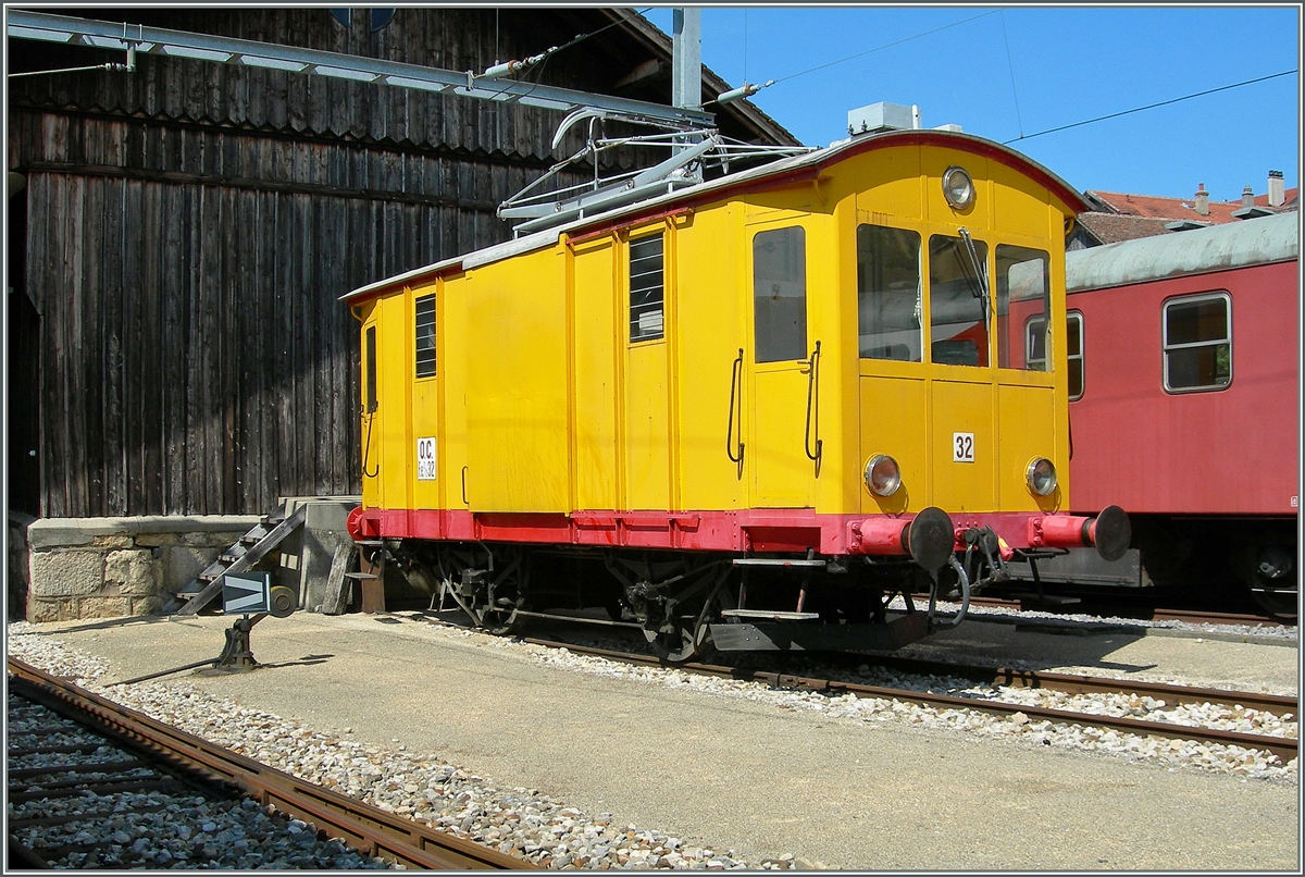 Der Fe 2/2 N 32 (Baujahr 1902) der OC stand im Sommer 2006 in Orbe. 
