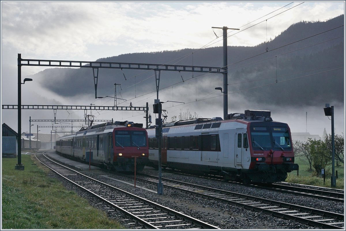 Der Gegenzug Buttes - Neuchâtel gibt die Strecke für die Weiterfahrt des RE Neuchâtel - Frasne frei. 

5. Nov. 2019