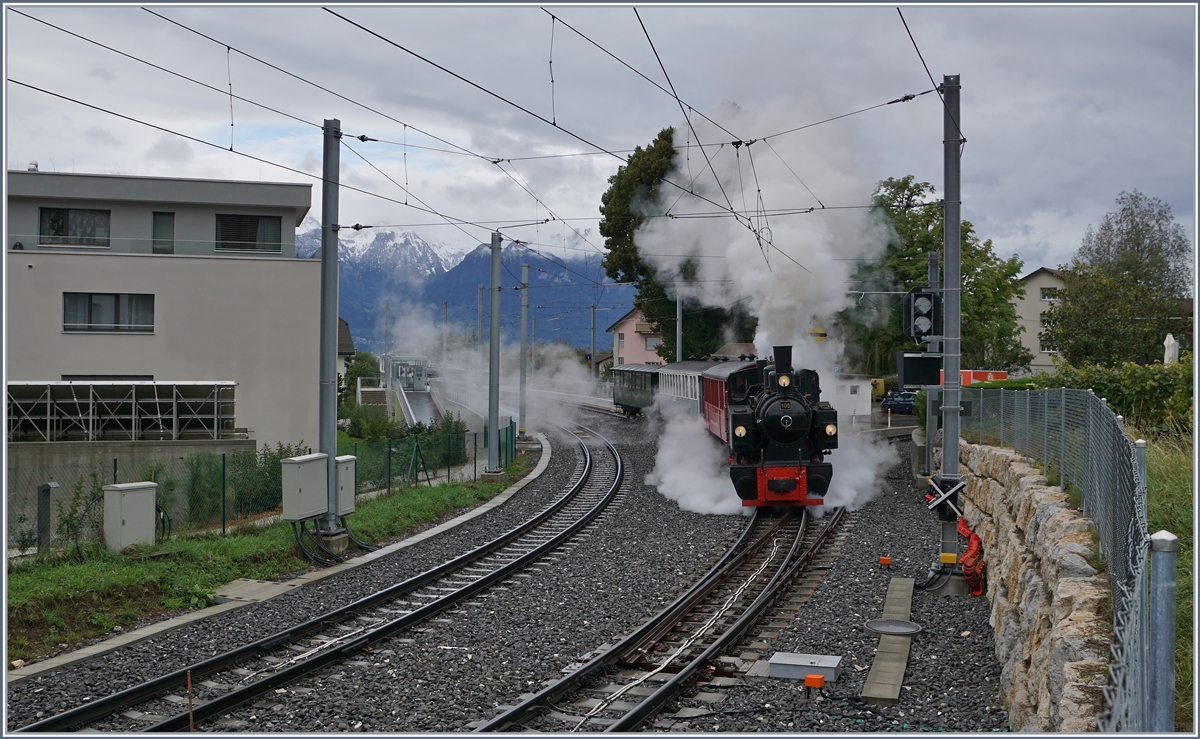Der Gegenzug ist eingetroffen und somit kann die Fahrt weitergehen, kräftig dampfend erlässt die G 2x 2/2 105 mit ihrem Riviera Belle Epoque Zug St-Légier Gare in Richtung Blonay.

27. Sept. 2020