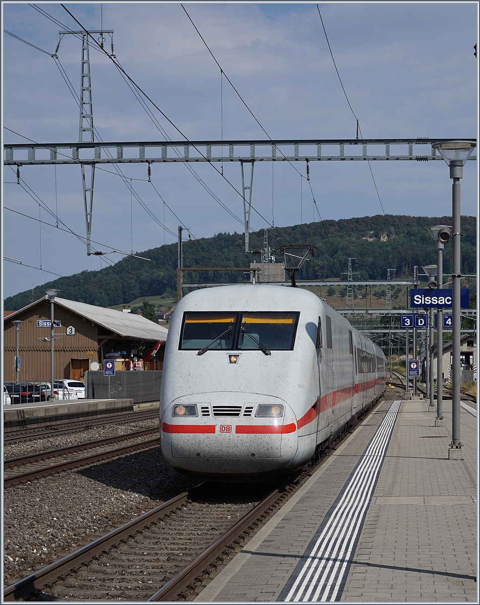 Der ICE 10376 fährt in Sissach am Bahnsteig 3 vorbei; ein Sommerfahrplanbild, denn durch Fahrt über den  Alten Hauenstein  blieb dem Zug nur die Fahrt über dieses Gleis.
7. August 2018