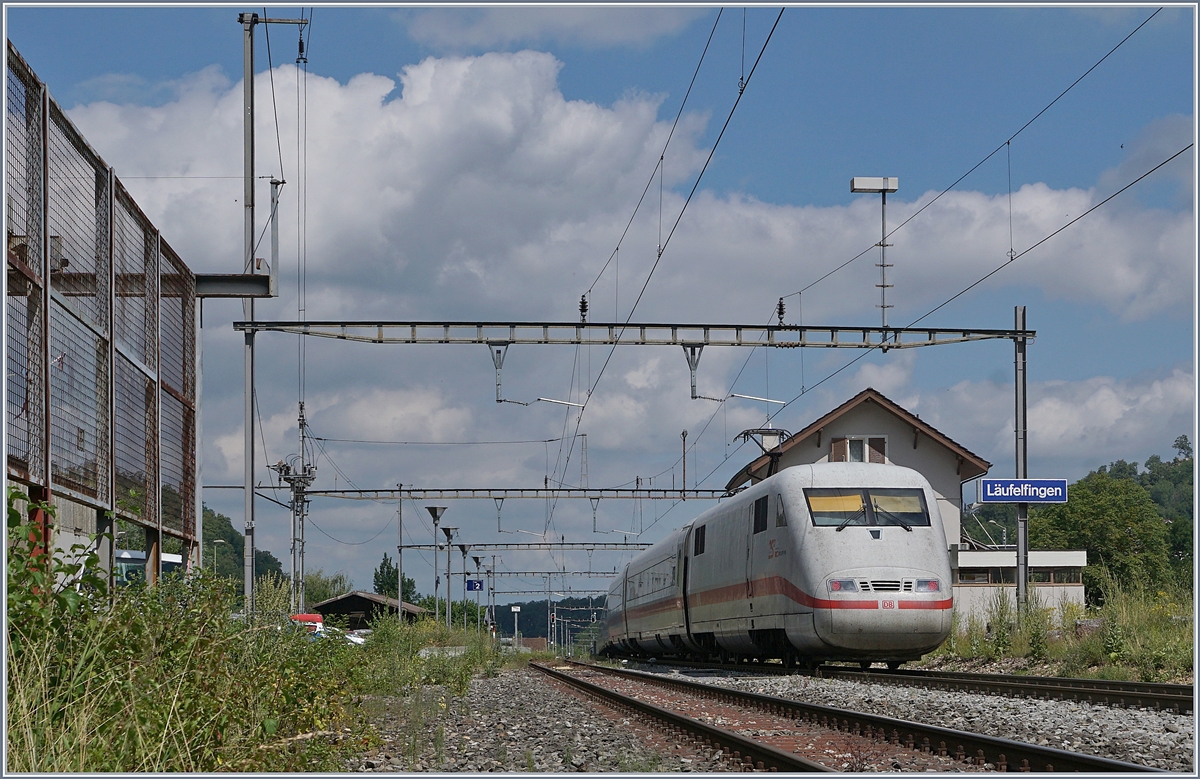 Der ICE 278 von Interlaken Ost nach Berlin Ostbahnhof bei der Durchfahrt des Bahhofs von Läufelfingen. Sommerfahrplan 2018 / Baubedingter Einspurbetreib Tecknau - Gelterkinden.
11. Juni 2018
