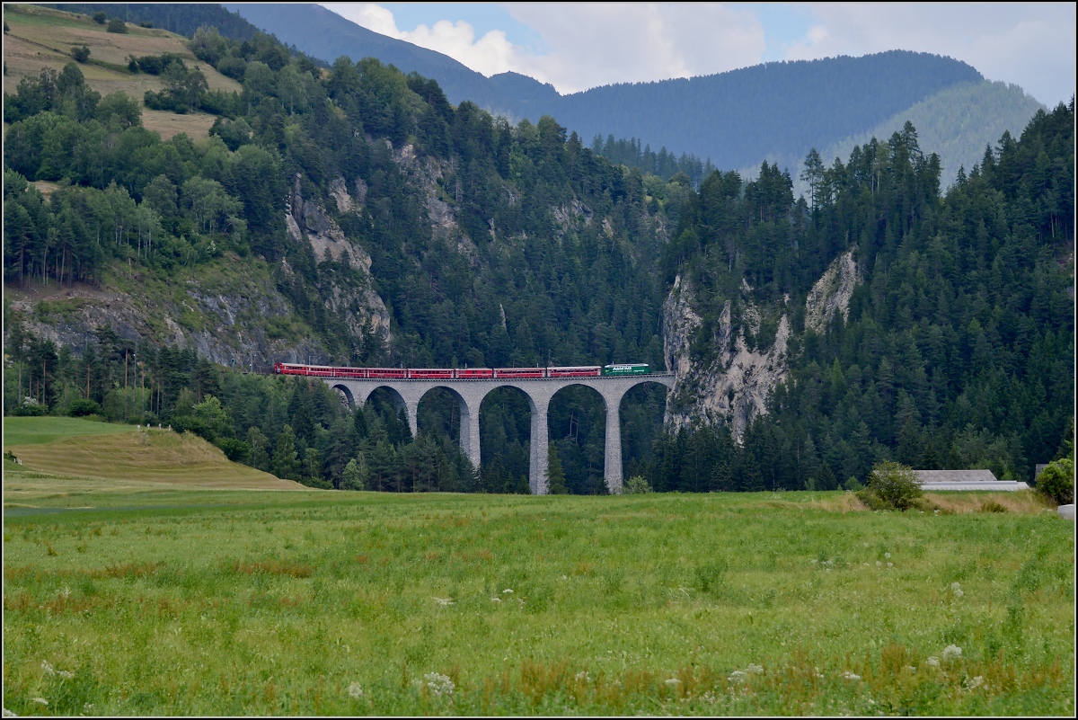 Der Klassiker: Ge 4/4 III 647 mit einem Zug nach St.Moritz auf dem Landwasserviadukt. Juli 2013.