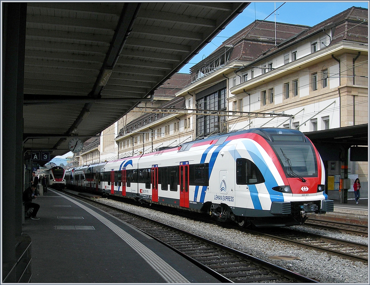 Der Léman Express 522 221 (UIC 94 85 0 522 221-6 CH-SBB) und ein weiterer stehen in Lausanne auf Gleis 2; im Hintergrund wartet ein Flirt als S3 nach Villeneuve.
11. April 2018