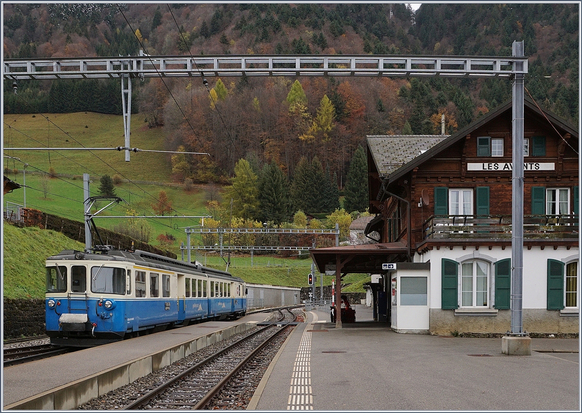 Der MOB ABDe 8/8 4001 SUISSE auf einer Sonderfahrt von Montreux Richtung Berner Oberland in Les Avants.
11. Nov. 2017