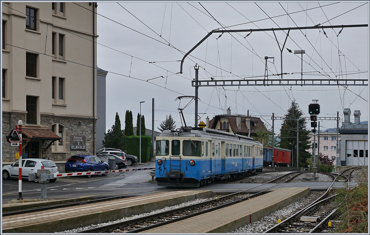 Der MOB ABDe 8/8 4002  VAUD  kehrt nach seiner Ankunft in Chernex als Regionalzug 2332 kurz darauf als Leermaterialzug nach Montreux zurück. 

4. Okt. 2019