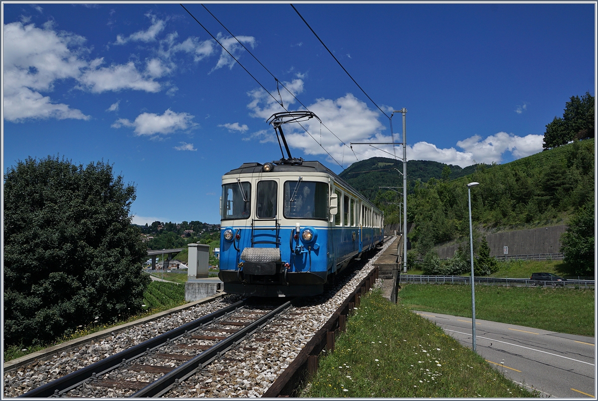 Der MOB ABDe 8/8 4004  Fribourg  als Regionalzug beim Überquern der Autobahn A9 bei Châtelard VD.
30. Juni 2017
