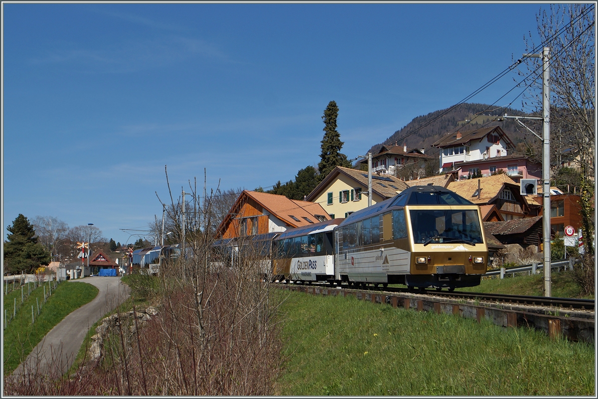 Der MOB Panormaic-Express 2119 von Zweisimmen nach Montreux bei Les Planches. 
6. April 2015 