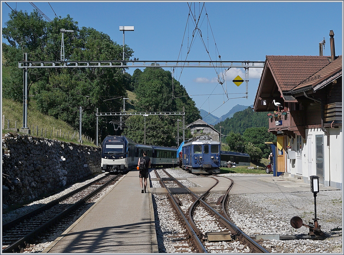 Der MOB Regionalzug 2225 geführt von MOB Alpina Triebwagen erreicht den Bahnhof Allières.
23. Juni 2018