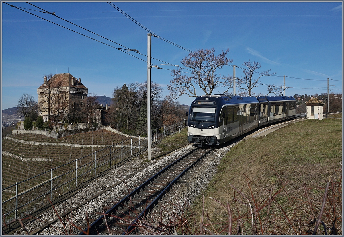 Der MVR ABeh 2/6 7508 als Regionalzug 2325 von Fontanivent nach Montreux bei Halt in Châtelard VD.
16.01.2019