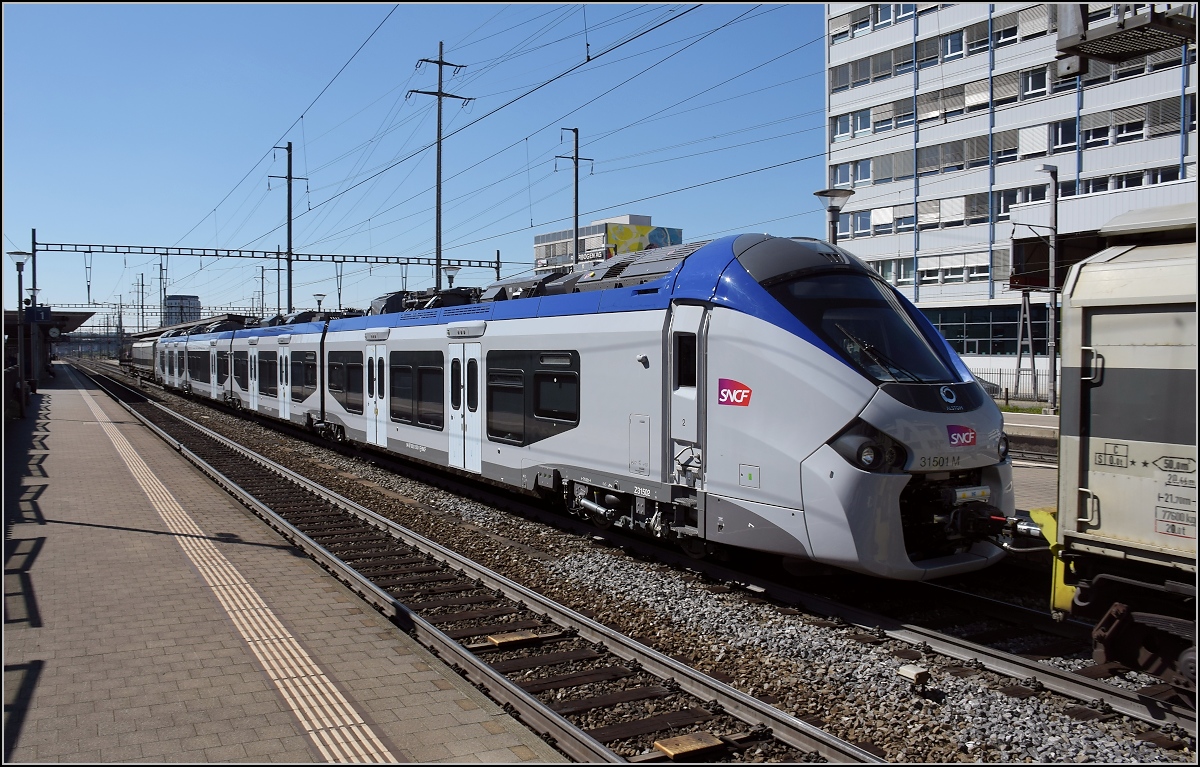 Der nigelnagelneue Régiolis tricourant Z 31501 M der SNCF scheint auf dem Weg zu Tests in der Schweiz zu sein. Pratteln, April 2017.