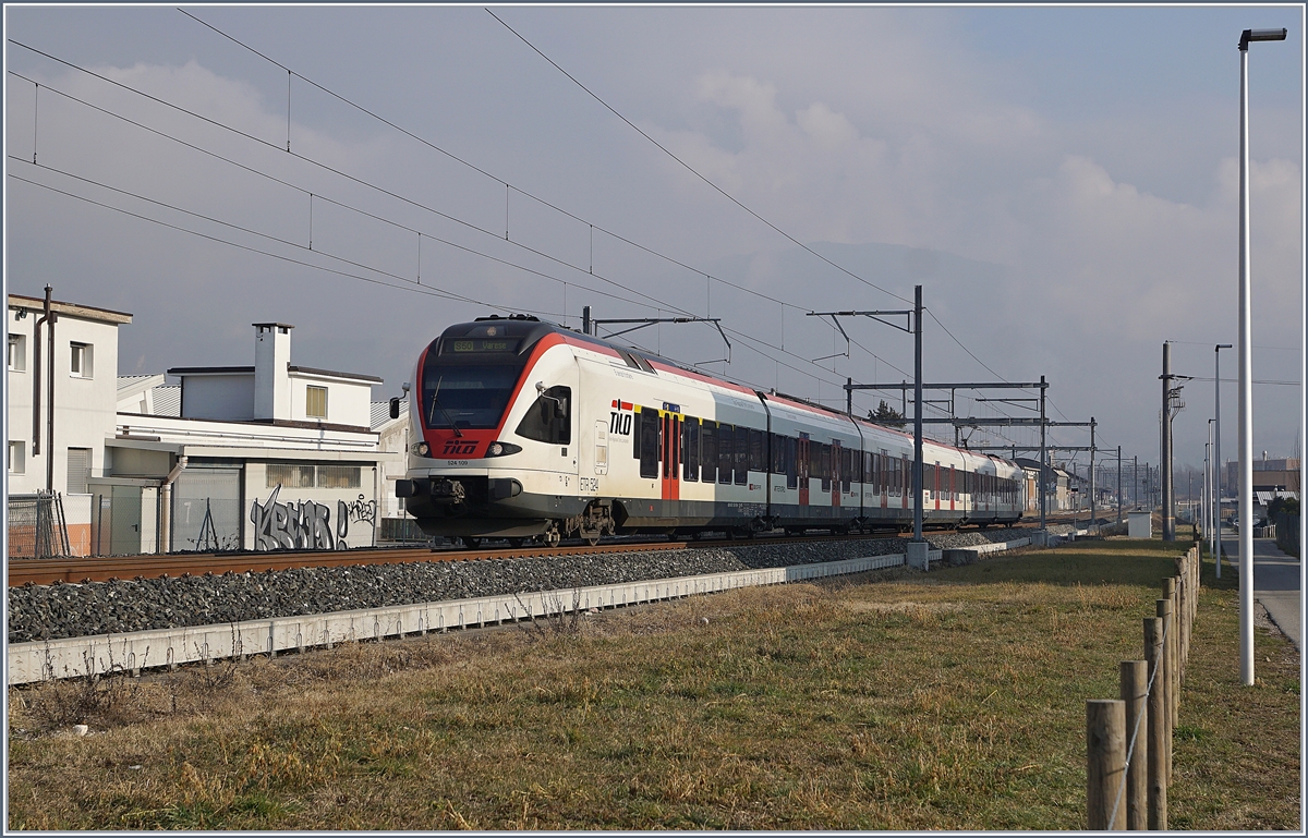 Der RABe 524 109 als S 50 kurz nach Stabio auf seiner Fahrt nach Varese.
16. Jan. 2018