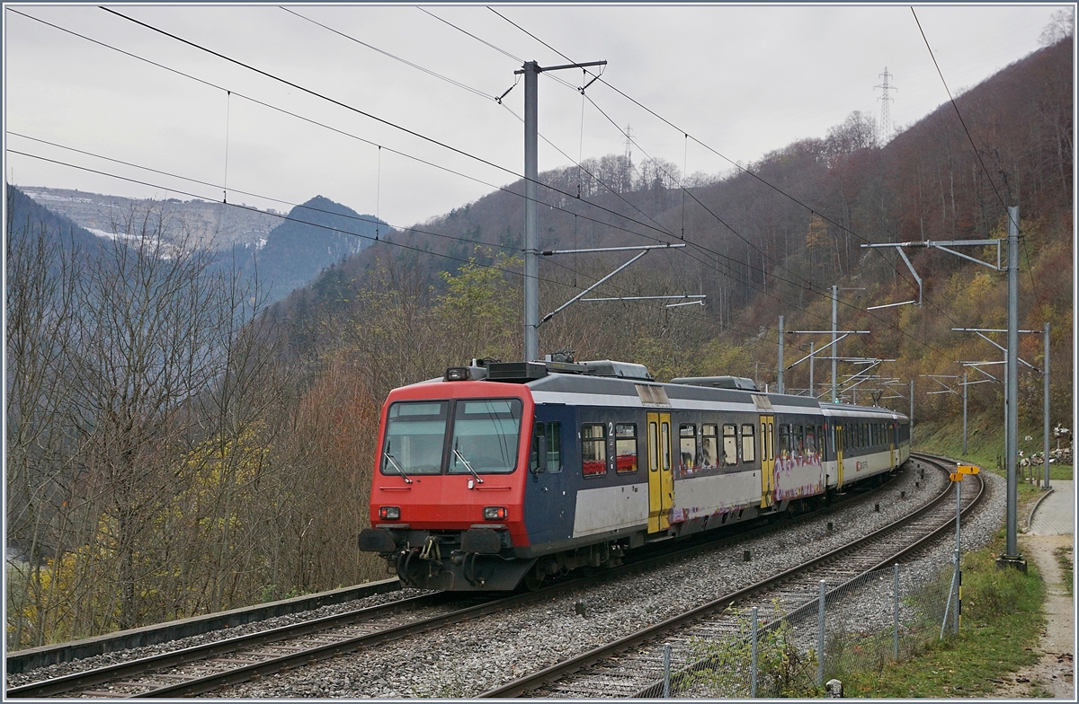 Der RE 18124 von Neuchâtel verlässt die Station Champ-du Moulin in Richtung Noiraigue.

23. Nov. 2019