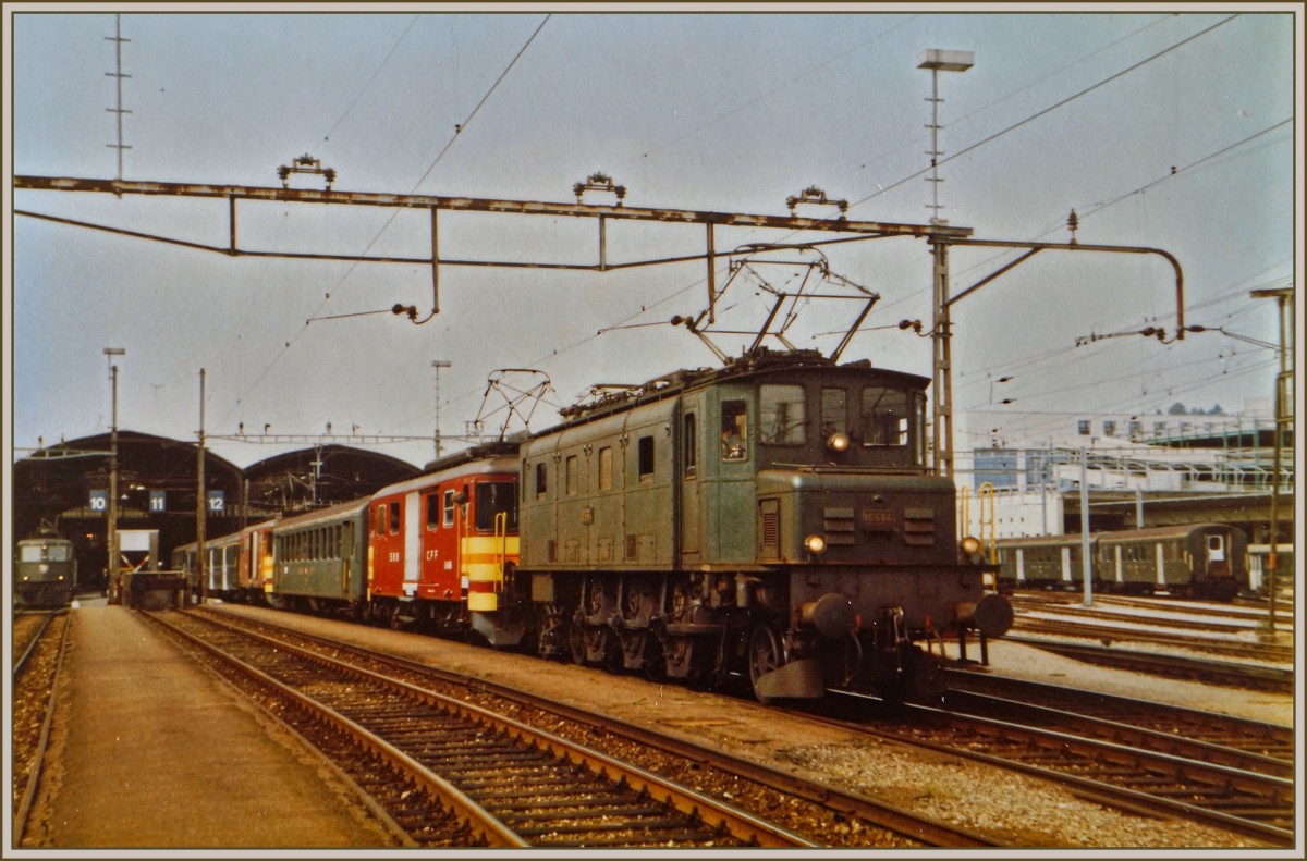 Der Regionalzug 6032 nach Lenzburg wartet bei der Abfahrt in Luzern mit einer interessanten Bespannung bzw. Komposition auf: Ae 3/6 I 10684, De 4/4, B (bis Hochdorf), dann der  Stamm  mit De 4/4, AB, B und Bt.
Dabei ist vielleicht noch auf die Tatsache hinzuweisen, dass bereits im fünf Kilometer entfernten Emmenbrücke eine Spitzkehre zur Fahrt ins Seetal nötig war.
4. Juli 1984