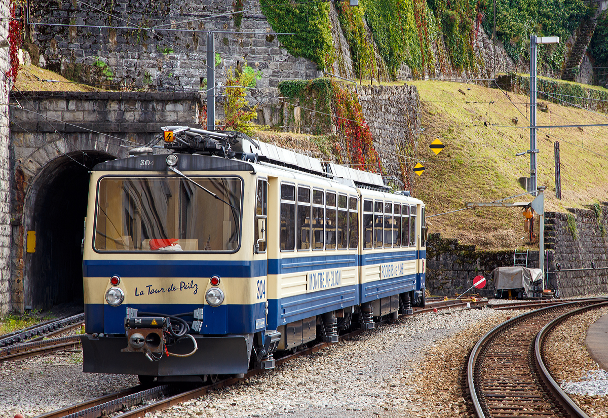 
Der Rocheres de Naye Bhe 4/8 304  La Tour-de-Peilz   der Transports Montreux–Vevey–Riviera (MVR), ex Chemin de fer Glion–Rochers-de-Naye (GN), am 16.09.2017 abgestellt in Montreux.

Der Zahnradtriebwagen Beh 4/8 304 wurde 1992 von SLM (Schweizerischen Lokomotiv- und Maschinenfabrik) in Winterthur gebaut, der elektrische Ausrüstung wurde von Siemens (Werk Erlangen) geliefert.

Die Bhe 4/8 sind zweiteilige kurzgekuppelte elektrische Zahnrad-Doppeltriebwagen der Transports Montreux–Vevey–Riviera (MVR) und der Monte Generoso-Bahn (MG).

Die vier vorhandenen Triebwagen der Monte Generoso-Bahn wurden anlässlich der Elektrifizierung der Bahn 1982 angeschafft. Sie wurden von der Schweizerischen Lokomotiv- und Maschinenfabrik (SLM) in Winterthur hergestellt. Die elektrische Ausrüstung wurde von Siemens (Werk Erlangen) geliefert. Bei der Monte Generoso-Bahn sind die Triebwagen die einzigen elektrischen Fahrzeuge.

An die damalige Chemin de fer Glion–Rochers-de-Naye (GN) (heute Transports Montreux–Vevey–Riviera) wurden 1983 drei weitgehend baugleiche Triebwagen geliefert. Sie unterscheiden sich lediglich in Details des elektrischen und mechanischen Teils, da die Fahrleitungsspannung und das Kupplungssystems unterschiedlich sind. Der Triebwagen 304 wurde 1992 nachgeliefert, ein weiterer (305) wurde 2010 in den Werkstätten der Montreux-Berner Oberland-Bahn (MOB) in Chernex nachgebaut, und 2011 in Betrieb genommen. Bei den MVR Triebwagen wurden nachträglich Mehrfachsteuerung eingebaut, so können bis zu drei Triebwagen gekuppelt und gesteuert werde.

TECHNISCHE DATEN der MVR Bhe 4/8 (exGN):
Achsformel:  2'Z 2'Z + 2'Z 2'Z
Spurweite:  800 mm
Länge über Puffer:  23.890 mm
Dienstgewicht:  34 t
Höchstgeschwindigkeit:  22 km/h
Stundenleistung:  800 kW (1088 PS)
Zahnradsystem:  Abt
Stromsystem:  850 V DC
Anzahl der Fahrmotoren: 4
Gefälle:  220 ‰
Sitzplätze:  96
Klassen:  2. Klasse
