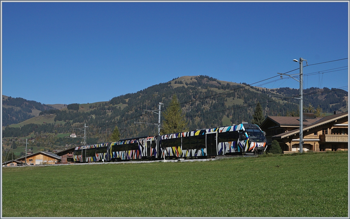 Der von Sarah Morris gestaltete Lenkerpendel  Monarch , bestehend aus ABt 341, Be 4/4 5001 und Bt 241, unterwegs als Regionalzug 2418 von Rougemont in die Lenk zwischen Saanen und Gstaad. 
10. Okt. 2017
